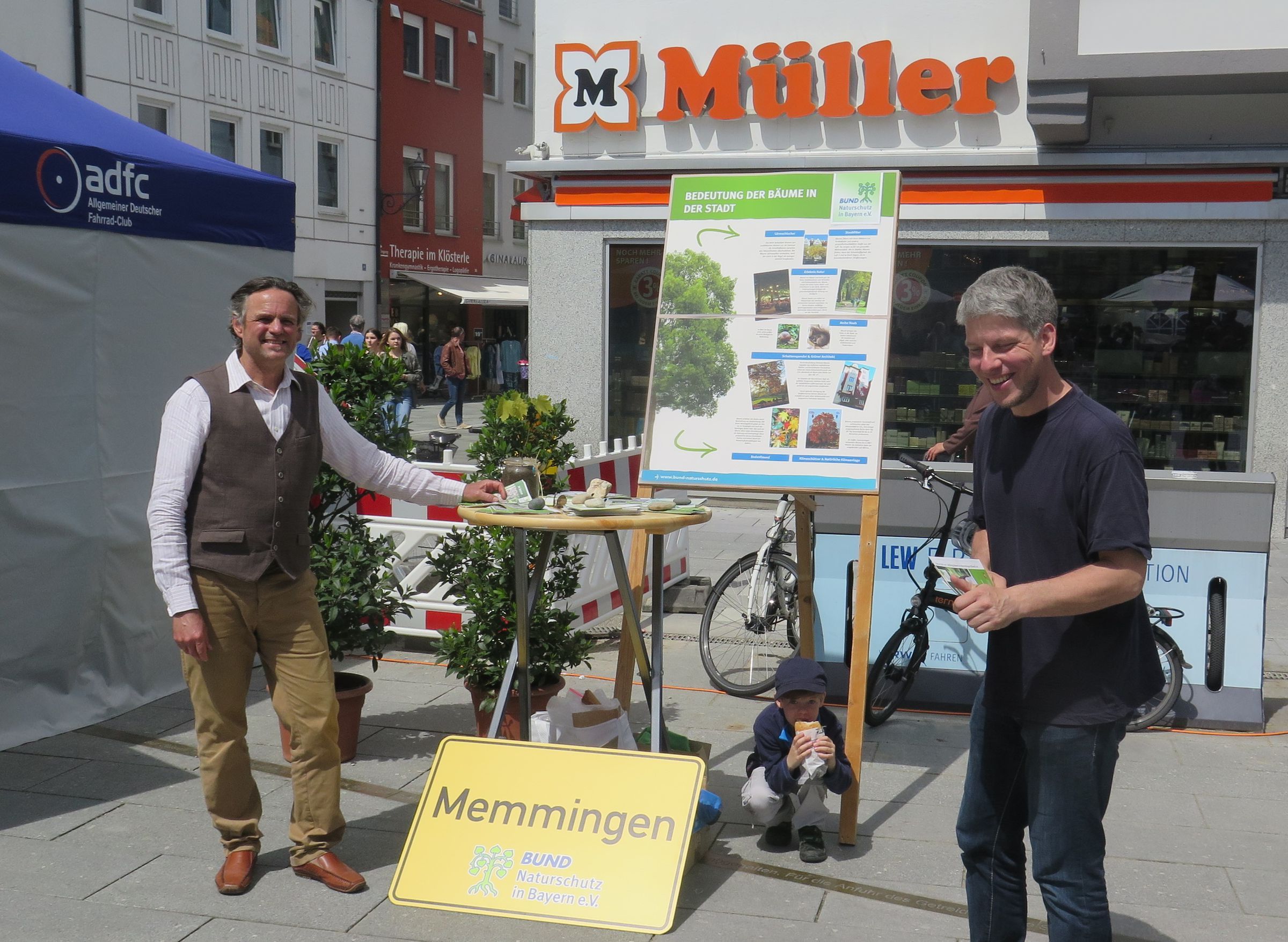 Andreas Reimann und Florian Frey auf der Suche nach dem Lieblingsbaum der Memminger.