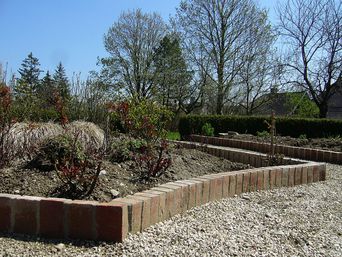 Neue Wegeinfassungen im Kräutergarten