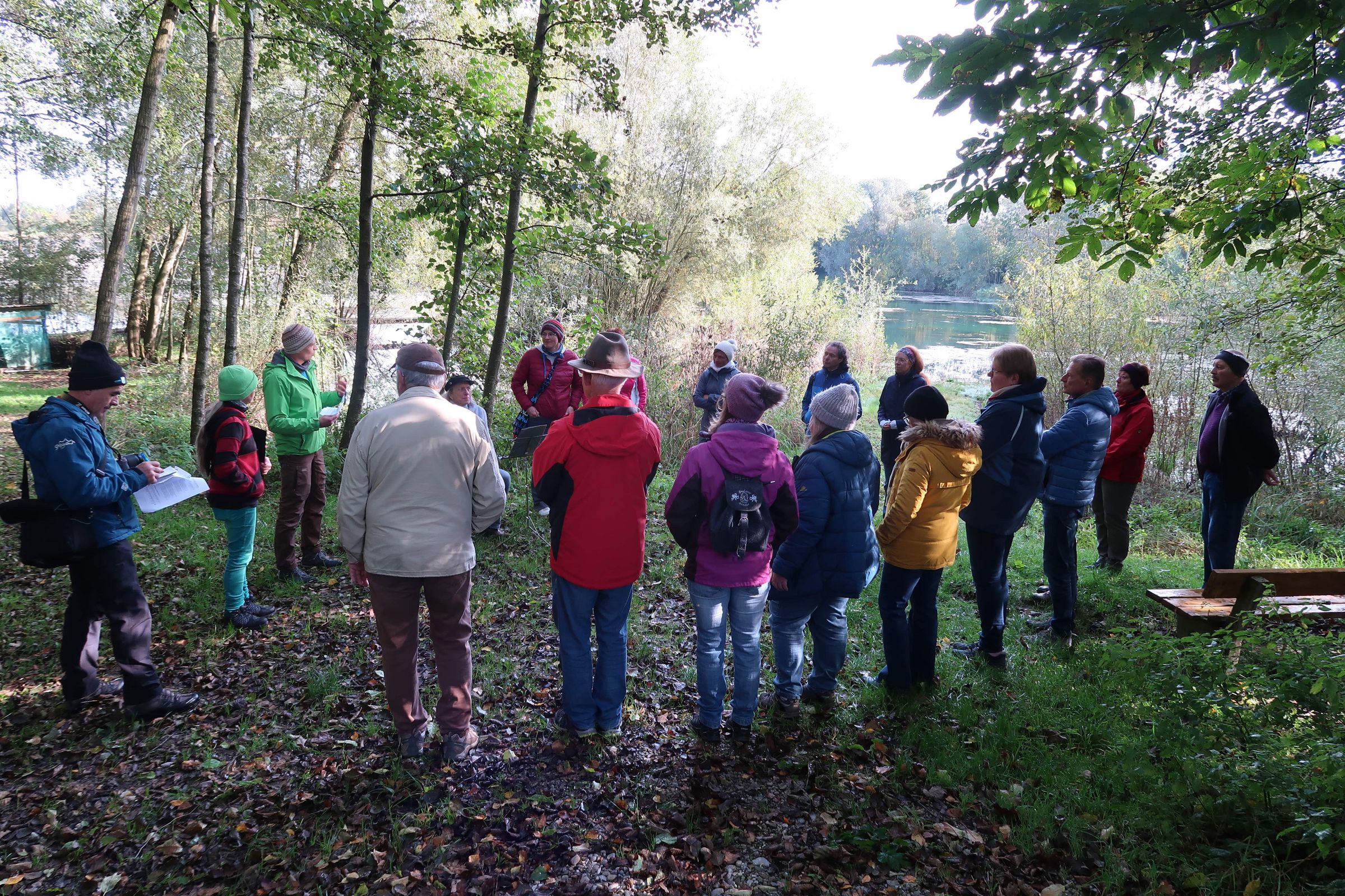 In der Gruppe machen wir uns am Baggersee Gedanken über Lichtverschmutzung